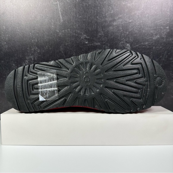 UGG NEUMEL GRAPHIC OUTLINE MENS CHUKKA BOOTS SIZE 11 SUEDE WOOL RED BLACK NEW - Picture 4 of 10